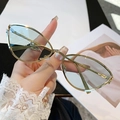 Lunettes de soleil œil de chat chic avec monture dorée et verres bleu clair à la main - Monture dorée / Verres vert clair