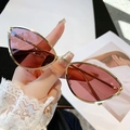 Lunettes de soleil œil de chat tendance avec monture dorée et verres rose pâle - Monture Dorée Verres Rouge Café