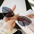 Occhiali da sole cat-eye chic con montatura in metallo dorato sottile e lenti scure - Montatura Oro Nero Grigio