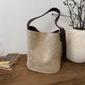 Dettaglio borsa a secchiello vintage in pelle scamosciata kaki con tracolla intrecciata - Cachi