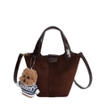 Sac seau en daim marron foncé avec poignée cylindre et porte-clé chien en peluche - Avec Pendentif / Marron / Sac Seau En Daim Marron Foncé Avec Anses Cylindriques En Cuir Verni Et Un Charm En Forme D'ours En Peluche.