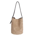Elegante borsa a secchiello in camoscio kaki con tracolla in pelle intrecciata - Cachi