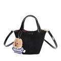 Sac seau vintage noir mat avec un petit pendentif chien en tricot et bandoulière - Avec Pendentif / Noir / Sac À Main/sac Bandoulière Noir Mat Avec Motif Patchwork En Cuir Et Breloque Chiot Tricotée.