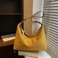 Bolso hobo de ante amarillo jengibre con colgante de cuentas y correa ajustable - Amarillo