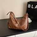Borsa hobo vintage in pelle PU marrone con tracolla regolabile e logo metallico - Marrone