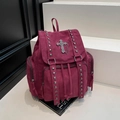 Sac à dos rose foncé en suédine orné de rivets et d'un pendentif en croix chic - Rouge