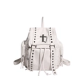 Detailansicht eines weißen Gothic-Rucksacks mit Silberkreuz-Anhänger und Nietenverzierung - Weiß
