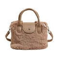 Schicke kaffeebraune Kunstpelz-Handtasche mit Ledergriff und silberner Metallschnalle - Khaki