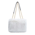Borsa tote in ecopelliccia bianca con catena dorata e spallina nera per l'outfit invernale - Bianco