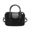 Schicke schwarze Plüsch-Handtasche aus Kunstpelz mit Ledergriff und Silberschnalle - Schwarz