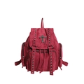 Dettaglio dello zaino gotico bordeaux con borchie, croce in metallo e catena sottile - Rosso