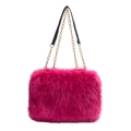 Borsa tote in ecopelliccia fucsia con catena in metallo dorato su sfondo bianco - Rosso rosa