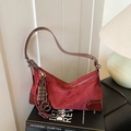 Vintage Schultertasche aus weinrotem Wildleder mit Kontrastbesatz und Anhängern - Weinrot Mit Anhänger