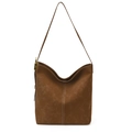 Braune matte Wildleder-Beuteltasche mit weißen Kontrastnähten und goldener Schnalle - Hellbraun