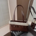 Sac à bandoulière en similicuir marron avec bordure en fausse fourrure blanche - Marron
