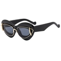 Lunettes de soleil œil-de-chat tendance avec monture noire et détails dorés élégants - Monture Noire Verres Noir Gris