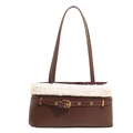 Schultertasche aus braunem PU-Leder mit weißem Plüschbesatz und Schnalle auf weißem Grund - Braun