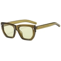 Lunettes de soleil carrées vert olive vintage avec verres jaunes et rivets argentés, vue à 45 degrés - Monture Verte / Verres Verts