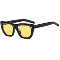 Lunettes de soleil carrées rétro avec monture noire et verres jaunes, vue à 45 degrés - Monture Noire Verres Jaunes