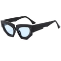 Occhiali da sole geometrici cat-eye con montatura nera lucida e lenti azzurre chiare - Montatura Nera Lenti Blu