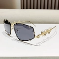 Occhiali da sole oversize in metallo dorato con lenti grigio scuro e lussuosi strass - Montatura Oro Nero Grigio