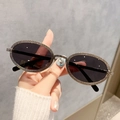 Lunettes de soleil ovales argentées avec monture métallique texturée et verres gris - Monture Argent Verres Gris