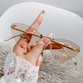 Lunettes de soleil œil de chat sans monture avec verres dégradés et détails F en strass - Monture Dorée Verres Champagne