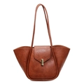 Bolso tote retro marrón con textura plisada y hebilla dorada sobre fondo blanco - Castaño