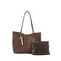 Set borsa tote in pelle scamosciata marrone e pochette in pelle con ciondolo etnico - Con Ciondolo / Marrone