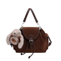 Dunkelbraune Wildleder Beuteltasche mit Henkel und süßem grauem Hasen Anhänger - Mit Anhänger / Braun