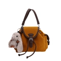 Senfgelbe Wildleder Beuteltasche mit braunem Rand und Plüschhasen Anhänger Deko - Mit Anhänger / Gelbbraun