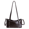 Borsa a spalla in pelle lucida marrone scuro dal design rettangolare con fibbie argento - Marrone