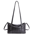 Borsa a spalla retrò in ecopelle nera con borchie argento e spalline per donna alla moda - Nero