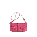 Borsa a spalla rosa in finta pelle coccodrillo con rivetti punk e fibbie su sfondo bianco - Rosa