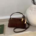 Borsa Boston in pelle scamosciata marrone scuro con dettaglio catena dorata - Marrone