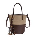 Bolso cubo de retales marrón con textura de ante y borla de cuentas de madera frontal - Caqui