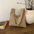 Borsa tote vintage in pelle scamosciata beige con rivetti decorativi e grande capacità - Cachi