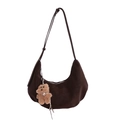 Borsa hobo a mezzaluna marrone scuro con tracolla regolabile e ciondolo a forma di orso - Con Ciondolo / Marrone