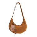 Borsa a spalla a mezzaluna marrone in ecopelle con simpatico ciondolo a forma di orsetto - Con Ciondolo / Marrone