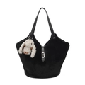 Schwarze Plüsch-Tasche aus Kunstpelz mit Silberschnalle und Hasen-Anhänger - Mit Anhänger / Schwarz