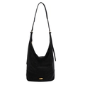 Borsa hobo nera in finta pelle con eleganti finiture dorate e design a pieghe - Nero