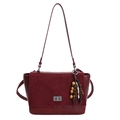 Borsa a tracolla retrò bordeaux in pelle opaca con ciondolo artistico in rilievo chic - Con Ciondolo / Rosso