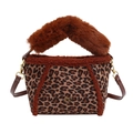 Borsa leopardata da donna con bordo in peluche marrone e finiture dorate - Stampa leopardata