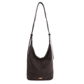 Borsa hobo vintage caffè scuro con tracolla regolabile e dettaglio metallico dorato ovale - Ebano