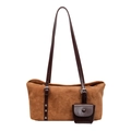 Retro Wildledertasche in Karamell mit Doppelriemen und Mini-Beutel auf weißem Grund - Braun