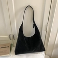Détail du sac hobo en daim noir minimaliste avec une grande capacité et texture douce - Noir