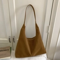 Détail du sac hobo camel montrant la texture en daim mat et la bandoulière plate - Brun Amande