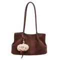 Bolso tote de ante marrón con colgante de peluche estilo vintage y diseño minimalista - Con Colgante / Marrón