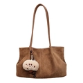 Bolso tote minimalista de ante marrón con correas de cuero y colgante de peluche suave - Con Colgante / Marrón