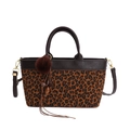 Borsa tote leopardata con finiture in ecopelle marrone e ciondolo di peluche - Stampa leopardata